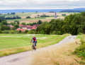 Bei Kleinmünster führt die Tour durch Felder und Wiesen.