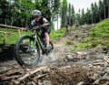 Erfrischend ruppig: Für die Trails im Erzgebirge ist ein sattes Fahrwerk sinnvoll.