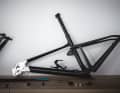 „Frankenbike“ nennen sie es intern. Ein modifizierter Rahmen, der in verschiedene Längen und Winkel einstellbar ist, um die perfekte Geometrie herauszufinden.