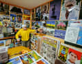 Seine Wohnung ähnelt einem kleinen Museum - voll mit vielen beeindruckenden Fotografien und spannenden Souvenirs von seiner Weltreise.