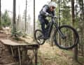 Stunts und Sprünge? Ja, bitte! Das kompakte Decoy fühlt sich bei Spieleinlagen wohler, als auf der Jagd nach Sekunden. Ein Spaß-Enduro!