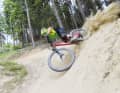 Trailbuilders-Schreck: Mit Wumms in die Kurve und schon zerbröselt der Anlieger.