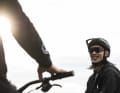Passend dazu liefert Alpina die neuen Turbo Pro Sonnenbrillen, die sich nahtlos unter den Helm einfügen sollen