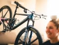 Vertrauen, Konstanz und ein Bike, das Sicherheit vermittelt. In diesem Bike-Check zeigt die Schweizerin, wie sie ihr Ghost Lector FS für den Worldcup vorbereitet – und warum mentale Stärke oft technische Raffinessen übertrumpft.