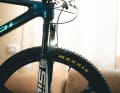 Normalerweise steckt hier im  Steuerrohr eine 110er SID SL.  Nicole hält aber wenig von  Grammfuchserei und fährt  deshalb lieber die stabilere  SID mit 120 Millimeter Hub.