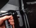 Der AirForce Max soll vor allem an schwer zugänglichen Stellen am Fahrrad unerwünschte Feuchtigkeit entfernen und damit Korrosion und Verschleiß vorbeugen