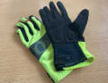Der knallgelbe Winterhandschuh von Pearl Izumi fällt auf.