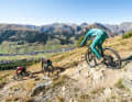 Wie viel Geld muss man eigentlich für ein gutes Enduro in die Hand nehmen?  Um diese Frage zu beantworten, haben wir unser Testfeld aus sechs Enduros bei 4000 Euro gedeckelt.