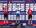 Die Medaillengewinner bei der Mountainbike-EM 2022: Tom Pidcock (Mitte), Sebastian Fini Carstensen (links) und Filippo Colombo aus der Schweiz.