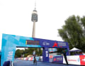 Loana Lecomte lässt sich bei der Zieldurchfahrt feiern.