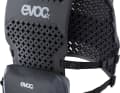 Was auf die Hucke - perfekt für den Bikepark: Mit dem Evoc Torso Protector Pin Pack & Magnet-Verschluss von Fidlock bekommt der Evoc-Rückenpanzer einen kleinen Stauraum für das Nötigste.