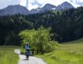 Vom Weg zum Walchsee sieht der Zahme Kaiser eher wild aus.