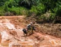 Bei den Straßenverhältnissen dauert es eine halbe Ewigkeit, bis Wiebke und Julien den Regenwald von Liberia durchquert haben