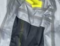 Top sind die Lüftungsschlitze unter den Armen, die zusammen mit der ziemlich atmungsaktiven Drymaxx-Membran für ein sehr angenehmes Klima in der Jacke sorgen.