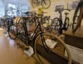 In diesem Raum stehen Fahrräder aus den 1920er Jahren, also jener Zeit, in der die Gangschaltung erfunden wurde und Hersteller begannen, Räder aus Leichtmetallen zu produzieren. Dies war besonders für den Rennrad-Sport von Bedeutung.