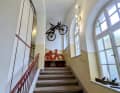Durch das Treppenhaus gelangen Besucher in den ersten Stock des Museums, wo der Rundgang offiziell startet.
