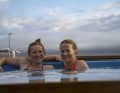 Ein Bad in einem heißen Outdoor-Pool darf auf Island nicht fehlen