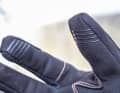 Daumen und Zeigefinger sind mit griffigem Silikon beklebt und funktionieren trotzdem auf dem Smartphone