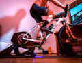 Moderne Ergometer simulieren das Trail-Gefühl zumindest ein Stück weit. Bei Zwift-Challenges kann man sogar gegen andere Biker antreten.