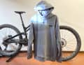Zwei neue Lieblingsteile kommen von Monserat aus Freiburg: der Tech Hoodie mit eingebautem Windschutz...