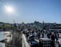 Die Karlsbrücke ist ein Anziehungspunkt für Menschen aus der ganzen Welt.