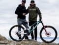 Der siebenfache Weltmeister Fabien Barel (links) gilt als großer Mentor der Gravity-Fahrer im Canyon-Team. Als Franzosen dürften sich die beiden im wahrsten Sinne des Wortes ohnehin gut verstehen.