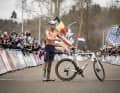 Seinen jüngsten Erfolg holte Mathieu van der Poel Anfang 2024 auf dem Cyclocross-Rad. Sein sechster Weltmeistertitel in dieser Disziplin! Doch auch auf dem Mountainbike war das Multitalent schon vielfach erfolgreich.