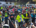Startaufstellung fast schon wie beim Marathon. Um Punkt 8:30 Uhr wird in allen vier Dolomitentälern rund um das Sellamassiv losgekurbelt