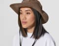 CLLCTV Core Bonnie Hat, so wurde der Hut der neuen Collection benannt. Aus 100 % gebürsteter Baumwolle ist das Modell in Schwarz und Beige verfügbar.