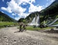 Rund ein halbes Jahr vor den Olympischen Winterspielen wird an den Sportanlagen im Val di Fiemme noch fleißig renoviert und gebaut.