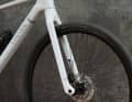 Alle Modelle rollen auf 40 Millimeter breiten Schwalbe G-One Allround Reifen, die tubeless-ready sind.