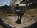 Die Shimano XTR Di2 M9200 kommt mit abgerundeten Formen, um von Hindernissen auf dem Trail abzugleiten.