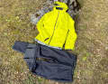 Wir haben zwei Winter-Kombis des finnischen Herstellers Halti getestet. Die erste ist die Liike Drymaxx Hardshell Regenjacke und Regenhose.