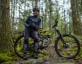 Vollblut Racer Jesse Melamed mit seinem neuen Arbeitsgerät, einem Canyon Spectral.