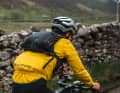 Die Restrap Race Hydration Vest packt 2 Liter Trinkblase und viele Taschen nehmen Gels, Energy-Riegel oder Schokoriegel auf.