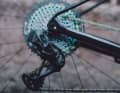 Durch die 1x12 Schaltung dirigiert eine Sram Eagle AXS Elektroschaltung.