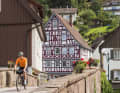 Im pittoresken Alpirsbach führt eine steinerne Brücke über das Flüsschen Kinzig, das dem gesamten Tal seinen Namen gibt.