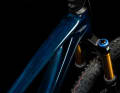 Der in Liquidblue and Black lackierte Carbonrahmen bietet Einblicke auf die Carbon-Struktur.