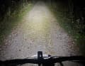 400 Lumen in der stärksten Einstellung mit 2 Std. Leuchtdauer. Ideal für den Allround-Einsatz. Für Singletrack-Fahrten könnte es etwas heller sein, muss aber nicht.