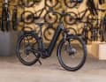 Lady in Black mit Goldstaub: Das Touren-E-Bike Cube Kathmandu kommt in der Saison nicht nur in neuer Lackierung sondern mit vielen exquisiten Komponenten.