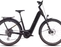Das Cube Kathmandu Touren-Pedelec 2025: ein eleganter Rahmen in schwarz-goldener Optik, aufgeräumtes Design dank integriertem Akku und innenverlegten Zügen und neuen hauseigenen Komponenten wie Beleuchtung, Träger und Ständer.