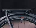 Die Schwalbe G-ONE Overland Reifen sind robust und bieten guten Grip sowie Pannenschutz, was sie ideal für lange Touren und unterschiedlichste Straßenverhältnisse macht.