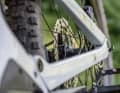 Canyon Spectral:On CF 7: Als einziger Kandidat im Test trumpft das Spectral:On mit Carbon-Hinterbau auf, Grundlage für das geringe Gewicht. Die Streben bauen allerdings breit, sodass die Fersen streifen können.