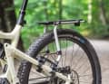 Der Tour Rack von Thule ist noch der stabilste unter den fully-tauglichen Nachrüst-Gepäckträgern. Gegen das Modell am SUV hat er aber das Nachsehen.
