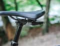 Hinten setzt man beim E-MTB am besten auf ein Batterielicht. Dieses schmale Lämpchen sitzt ebenfalls in einem Monkey Link, andere Batterielichter tun es aber auch.