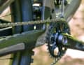 Shimano-Kurbelsatz und ein dicker Gummi-Protektor an der Kettenstrebe.