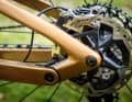 Der Geschwindigkeitssensor ist standesgemäß integriert. Die hintere Bremsscheibe fällt mit 180 mm klein aus.