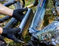 Die kompakte Batterie mit 430 Wattstunden wiegt 2250 Gramm. Um sie außerhalb des Bike zu laden, braucht es einen Adapter, der im Lieferumfang enthalten ist.