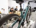 Für unseren EMTB-Motorentest haben wir einen enormen Aufwand betrieben. Neben ausführlichen Praxistests mit mehreren Testfahrern haben wir jeden Motor auf dem Rollenprüfstand im Testlabor von PT Labs analysiert und dabei pro Antrieb über 14000 Datenpunkte ausgewertet.