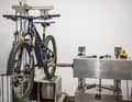Für unseren Motorentest haben wir einen enormen Aufwand betrieben. Neben ausführlichen Praxistests mit mehreren Testfahrern haben wir jeden Motor auf dem Rollenprüfstand im Testlabor von PT Labs analysiert und dabei pro Antrieb über 14000 Datenpunkte ausgewertet.